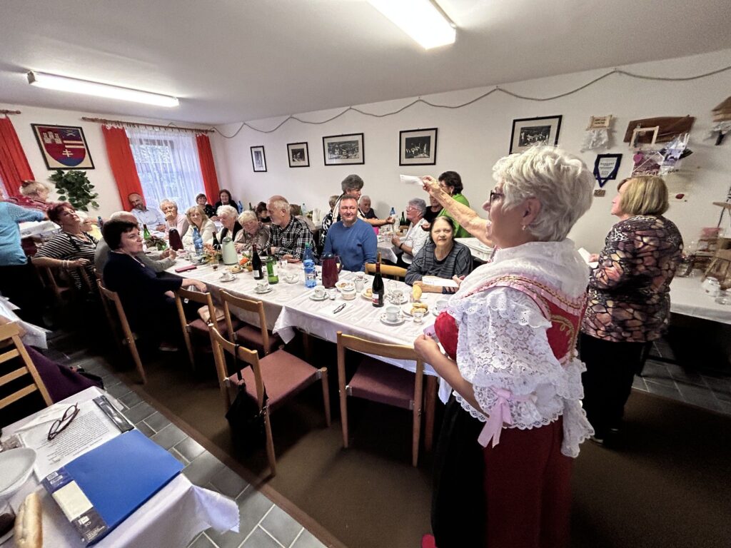 Menschen beim Quiz im Haus der Begegnung in Krickerhau.