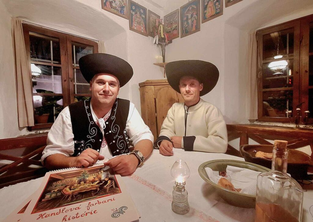 Andrej Jedľovský (rechts) in seinem Steinhaus in Krickerhau/Handlová