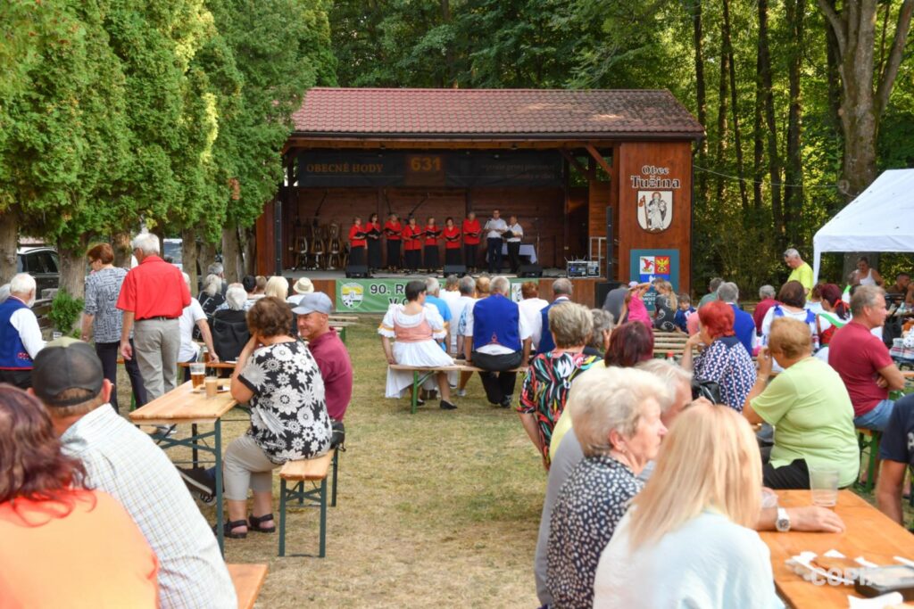 Besucher auf der Kirmes in Schmiedshau