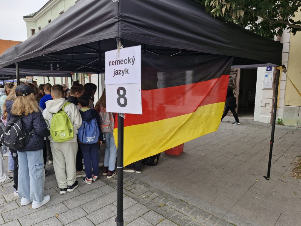 Kinder an einem Stand mit Flagge der Bundesrepublik Deutschland.