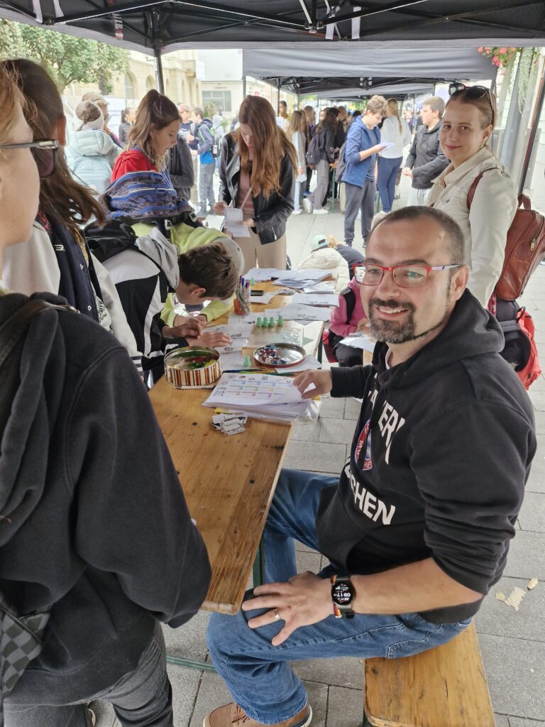 Stand und Bierbank mit Menschen.