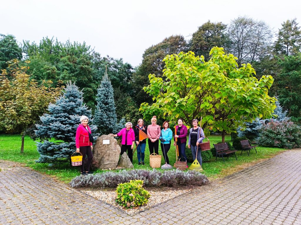 Menschen in einem Park in Zeche/Malinová