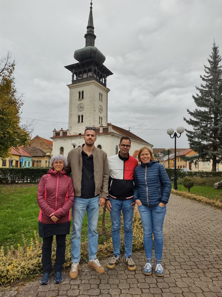 Menschen vor Kirche in Metzenseifen