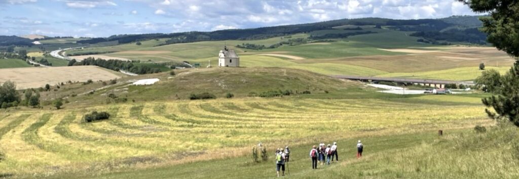 Eine Wandergruppe auf dem Weg zur Kapelle des Heiligen Kreuzes auf dem Sivá Brada