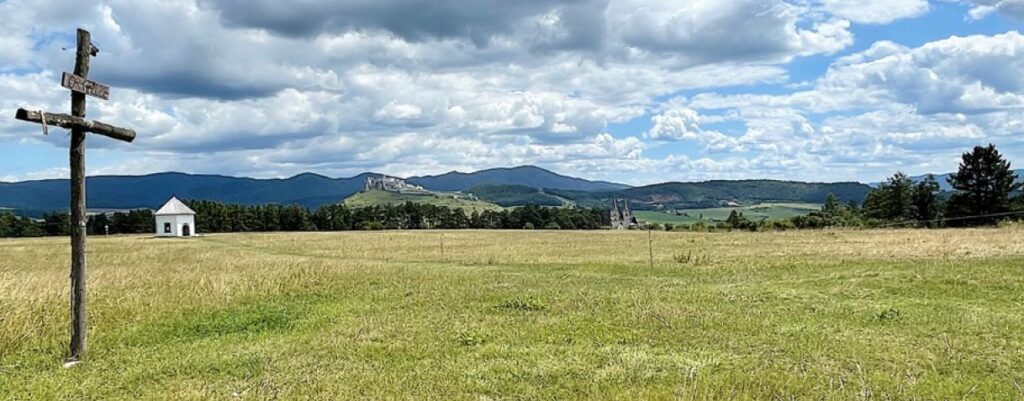 Blick zur Kapelle der heiligen Rosalia, zur Zipser Burg und zum Zipser Kapitel